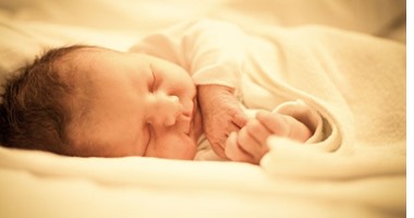 ماذا تفعل إذا عثرت على طفل حديث الولادة مجهول الوالدين؟.. القانون يجيب