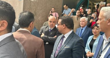 أعضاء "الوفد" يدعمون عبد السند يمامة فور وصوله مقر الهيئة الوطنية.. صور