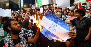 الصحفيات يحرقن علم إسرائيل امام نقابة الصحفيين.. صور وفيديو
