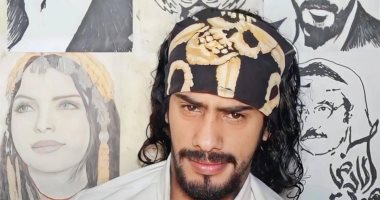 شاب يمنى يتضامن مع القضية الفلسطينية بلوحات رسمها بظهره وخصلات شعره