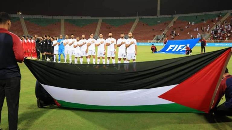 بالشال والعلم.. لاعبو منتخب فلسطين يرددون النشيد الوطني قبل مباراة لبنان (فيديو)