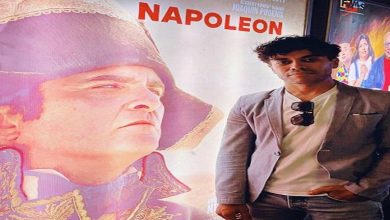 محمد فهيم يشاهد فيلم "نابليون" ويشيد بالممثل خواكين فينيكس