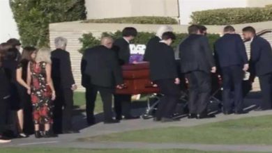 صور- نجوم مسلسل "Friends" يودعون صديقهم ماثيو بيري في جنازته
