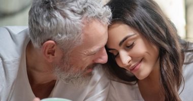 الخبرة والنضج.. 5 تأثيرات مختلفة لفارق السن بين الزوجين بشرط أن يكون بسيط