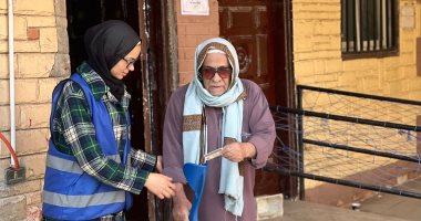 المرأة المصرية تساعد كبار السن بثانى أيام الانتخابات الرئاسية 2024