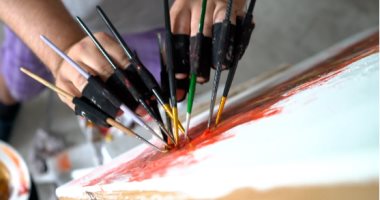 فنان بيلاروسي يستخدم 10فرش بأحجام محتلفة للرسم فى نفس اللحظة