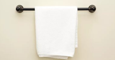بتجهز بيتك.. الطريقة الصحيحة لتثبيت شريط المنشفة بشكل آمن
