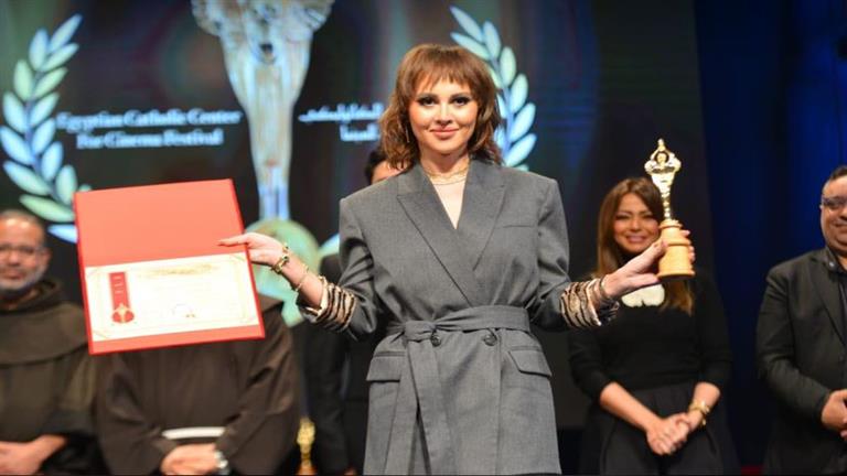 ياسمين رئيس تحصل على جائزة أفضل ممثلة عن "أنا لحبيبي" بمهرجان المركز الكاثوليكي