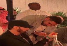 أمير خان يهدي Eminem "ساعة" ثمينة في حفل بالرياض (فيديو)