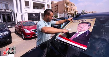 مسيرة بالسيارات تحمل صور حازم عمر أمام مقر الشعب الجمهورى.. صور