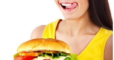 كيف تتحكم في شعورك بالجوع ولا تزيد في الوزن؟ 7 نصائح مضمونة