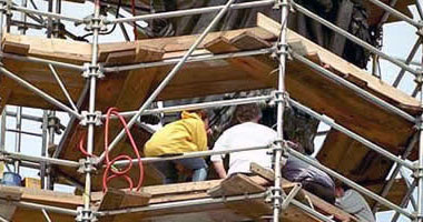مصرع عاملين سقطا من أعلى سقالة أثناء عملهما بعقار تحت الإنشاء في 6 أكتوبر