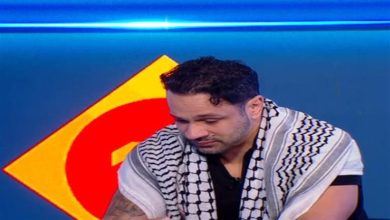 محمد عطية يبكي على الهواء: "الطفل اللي في غزة ضفره برقبتي"- فيديو