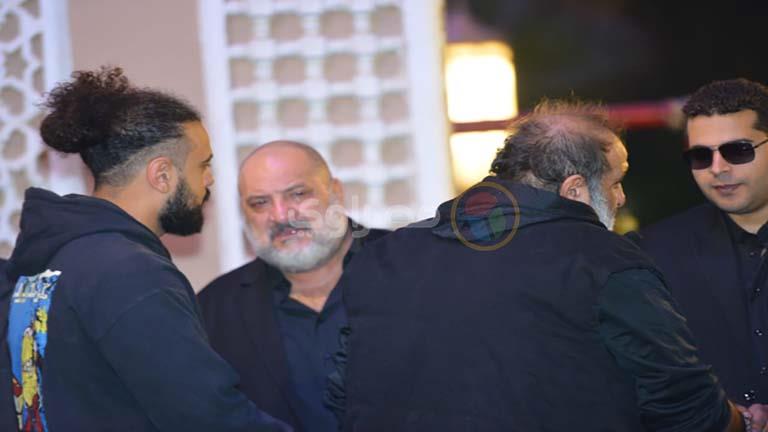 خالد الصاوي يجهش بالبكاء في عزاء طارق عبدالعزيز