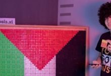"أويس" يتضامن مع غزة بتصميم علم فلسطين بمكعبات الروبيك.. صور