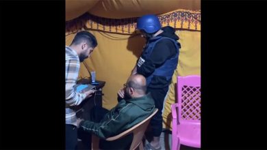 "الأهلي صاحبنا".. مراسلون في غزة يشاهدون نهائي السوبر المصري (فيديو)