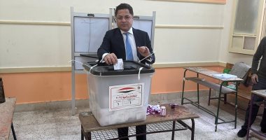 الإعلامى خالد أبو بكر يدلى بصوته فى الانتخابات الرئاسية بالعجوزة