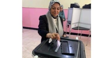رئيسة نقل الكهرباء تدلى بصوتها فى الانتخابات الرئاسية بالقاهرة الجديدة