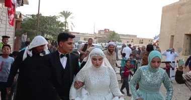 عروسان يدليان بصوتيهما فى لجنة مدرسة الخربة بشمال سيناء.. صور