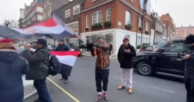 مصريون يحتفلون على أنغام "تسلم الأيادى" باليوم الثانى للتصويت فى لندن