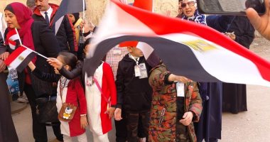 الأطفال يرفعون أعلام مصر أمام لجان منشأة البكارى فى الجيزة.. صور