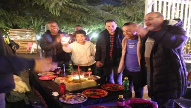 أسرة "بنقدر ظروفك" تحتفل بعيد ميلاد محمد علاء مشرف عام الفيلم (صور)