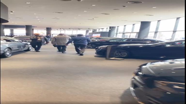 افتتاح أكبر صالة عرض لسيارات مرسيدس بنز في مصر.. فيديو وصور