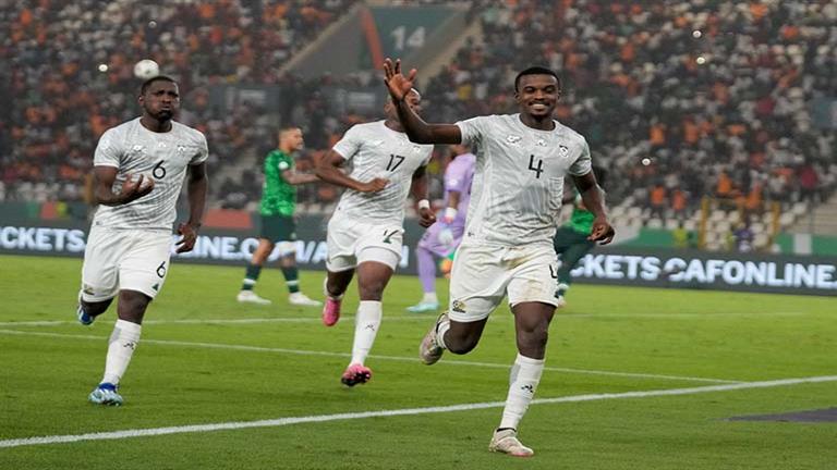 "ظهور مميز لأمين عمر".. لقطات من مباراة نيجيريا وجنوب أفريقيا في الكان (صور)