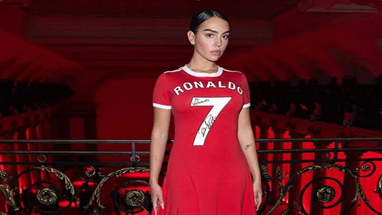 "فستان أحمر ورقم 7".. جورجينا تدعم رونالدو في أسبوع الموضة بباريس (صور)